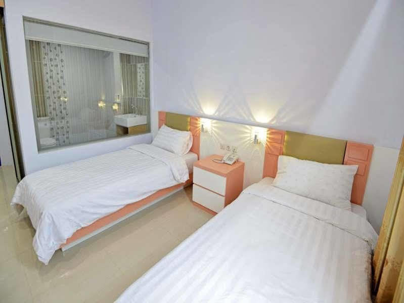 Reddoorz Premium At Hotel T-One Jambi Tanjungjohor Exterior foto